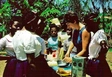 Aperçu En Haïti, la coopérante Josiane Potterat d'Eirene Suisse donne un cours de cuisine aux habitantes de Jérémie (une ville du sud-ouest de l'île). Elle leur transmet également les bases de l'hygiène alimentaire, ainsi que les soins aux enfants et aux malades. Photo: Eirene Suisse (1967).