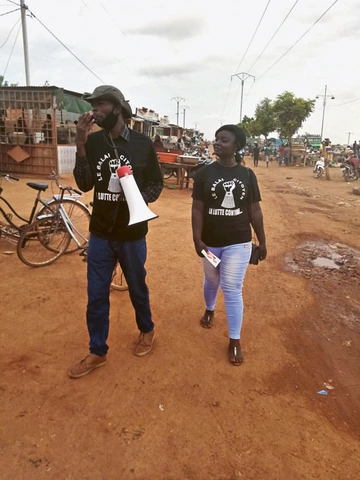 Pendant la pandémie de Covid, le Balai Citoyen a organisé une campagne de sensibilisation sur les mesures de protection de la population, comme ici à Tampouy, un quartier de Ouagadougou (Burkina Faso).