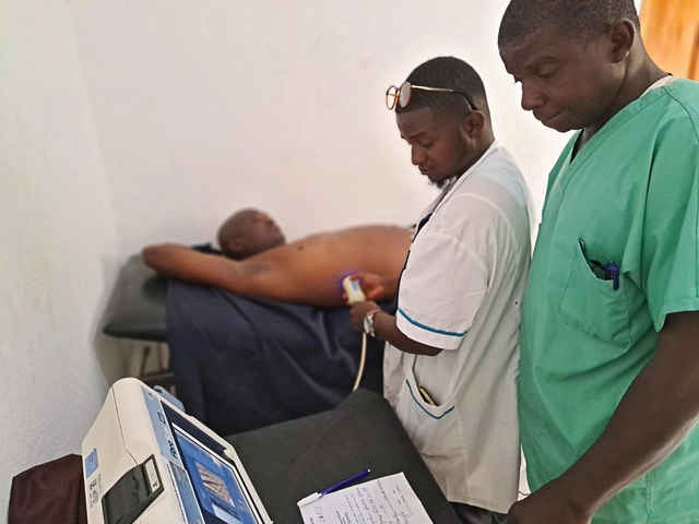 Der Radiologie­Techniker Bernard Zoumanigui führt  bei einem Patienten eine  Fibroscanmessung durch. Foto: Cornelia Staehelin