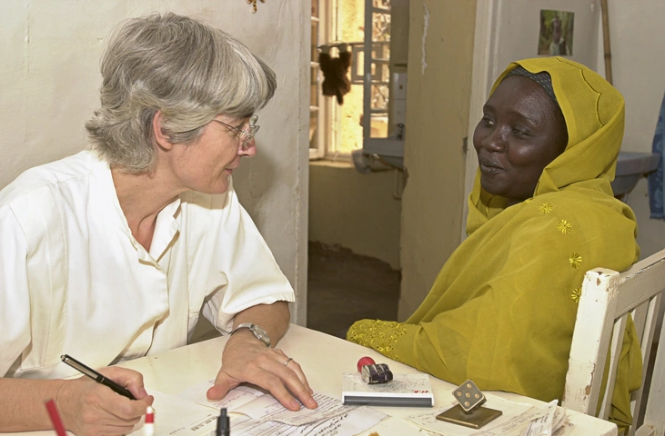 2004: Heidi Reinemann, coopérante de Mission am Nil, ici lors d'une consultation à la clinique Abu-Rof au Soudan.