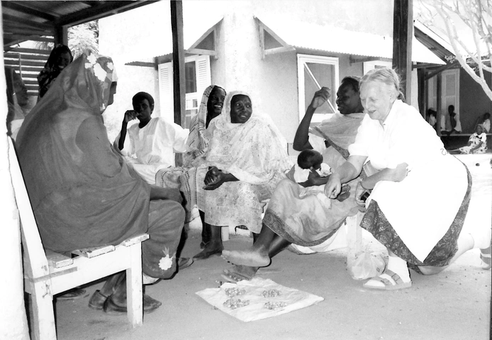 Gretel Zorn, während ihrem Einsatz mit der Mission am Nil im Jahr 1990 mit Patientinnen der Abu Rof-Klinik im Sudan. In dieser Klinik erhielten Binnenvertriebene während Jahrzehnten medizinische Hilfe. Seit Anfang 2013 ist kein Schweizer Personal mehr vor Ort und die Arbeit liegt in sudanesischen Händen. Leider ist die Klinik seit Kriegsausbruch im April 2023 bis auf weiteres geschlossen. Foto: Mission am Nil (1990).