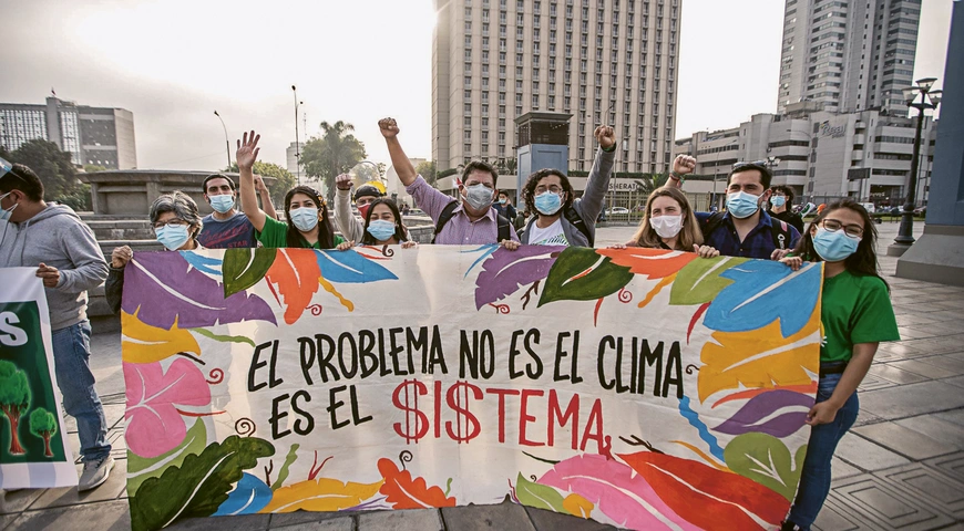 Eine von MOCICC organisierte Klimademonstration vor dem Justizgebäude in Lima im September 2021. Die Partnerorganisation von Comundo setzt sich in Peru gegen die Klimakrise und für Klimagerechtigkeit ein. Foto: Marlon Flores