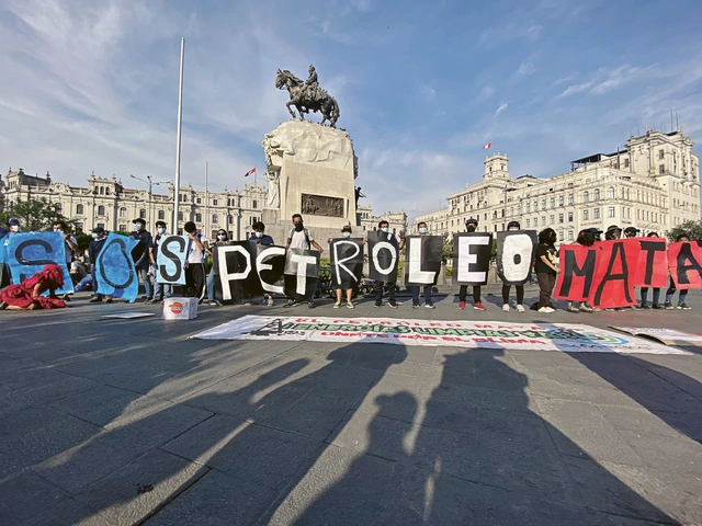 Foto: Im Februar 2022 protestierte MOCICC, zusammen mit Umweltaktivist:innen aus weiteren 18 Ländern während einem internationalen Protest gegen die Verschmutzung der Ozeane und Zerstörung der Meeresökosysteme durch internationale Konzerne. Ausschlaggebend dafür waren mehrere Ölunfälle in Thailand, Ecuador und Peru, die sich in den Wochen zuvor ereignet hatten. Foto: Marlon Flores