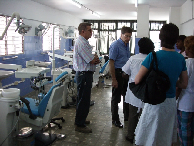 Der lokale Koordinator von MediCuba-Suisse, Dr. Christian Jordi, und Dr. Nélido Gonzalez im Gespräch mit dem Fachpersonal einer Zahnklinik in Havanna (Kuba). Foto: MediCuba (2005).