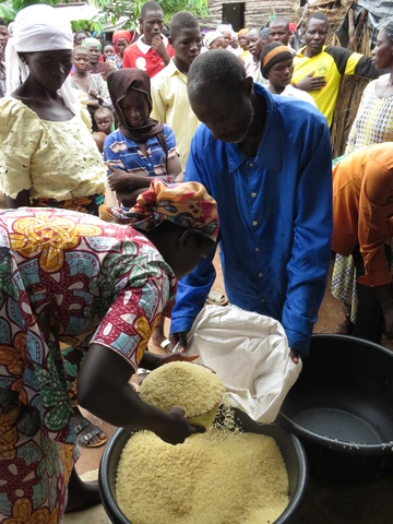 Au Nigeria, les organisations partenaires de Mission 21 forment les petits paysan·n·es à la protection de l'environnement et à l'agriculture durable. Mais parfois, en raison de la pénurie alimentaire, il faut aussi distribuer de la nourriture, comme ici dans le cadre du projet humanitaire d'une organisation partenaire de Mission 21. Photo: Mission 21 (2022).