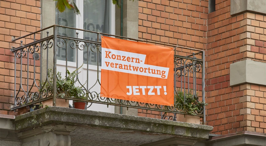 Fahne an Balkon: Konzernverantwortung jetzt!