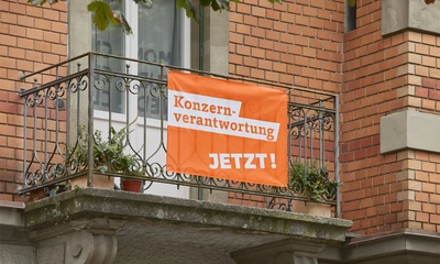 Fahne an Balkon: Konzernverantwortung jetzt!